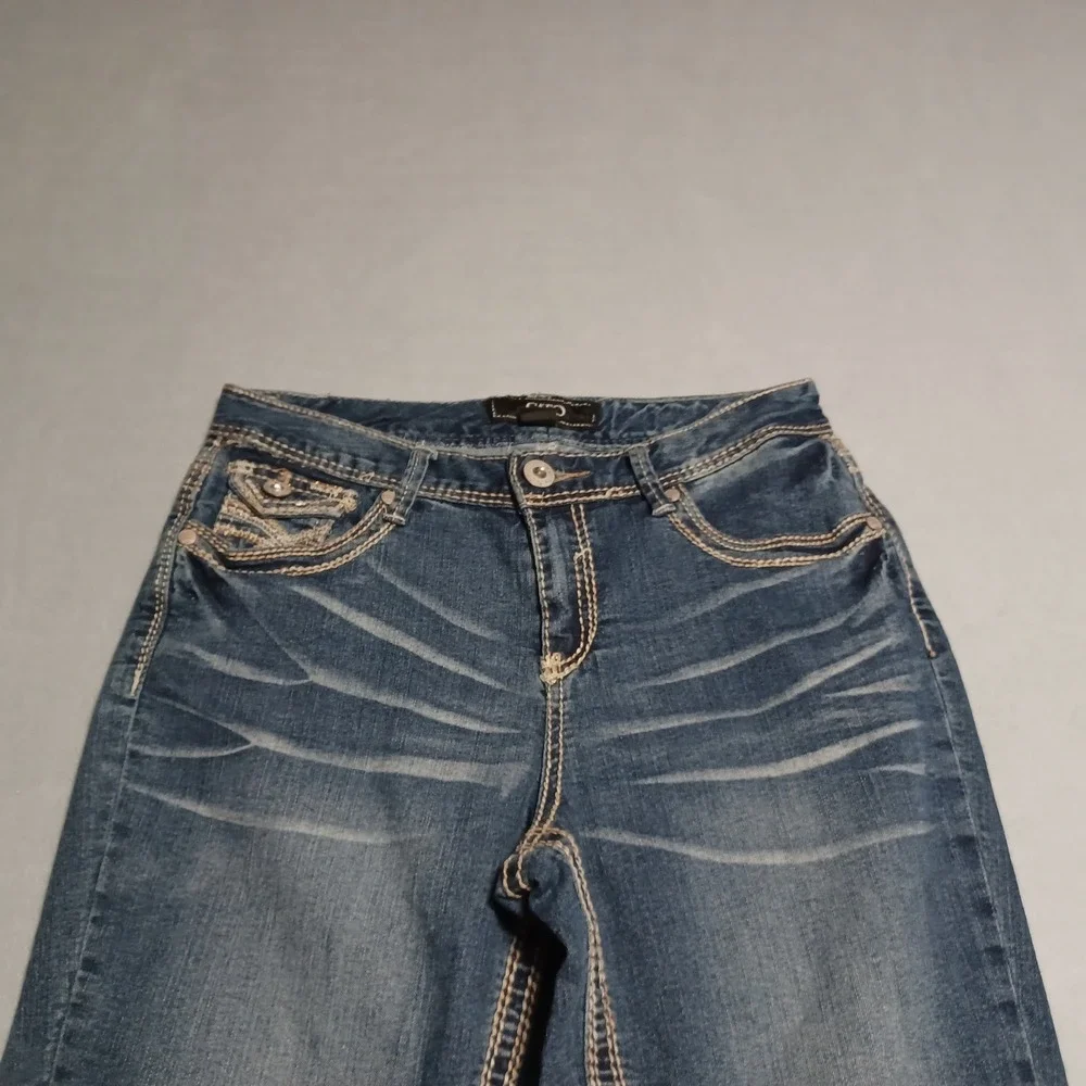 Cato Contemporary Women Size 8 Capri Jeans Medium Wash Embroidered Stretch Denim